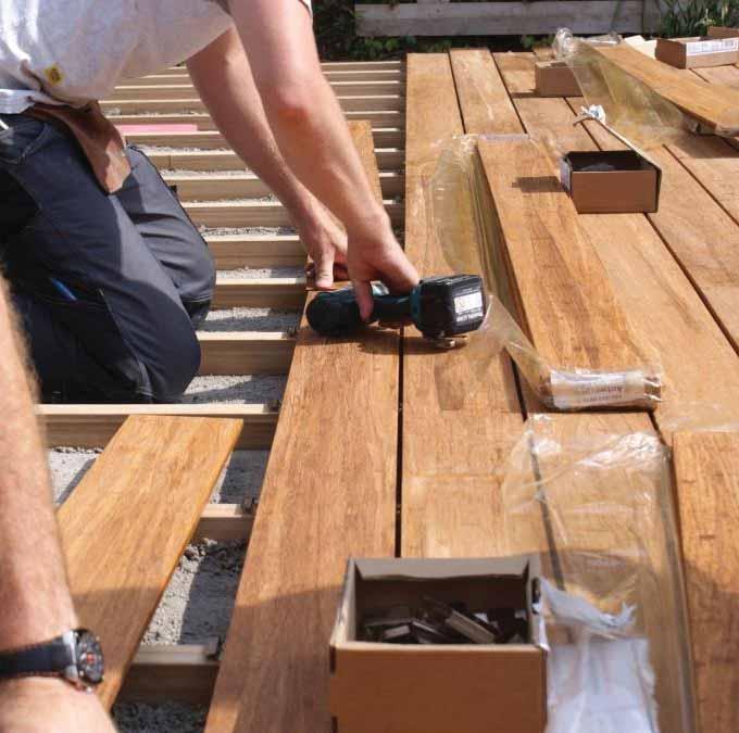 Onderhoud Onderhoud De B-Wood terrasdelen zijn standaard af fabriek door en door geolied. Hierdoor zijn de delen klaar voor gebruik en direct optimaal beschermd tegen weersinvloeden.