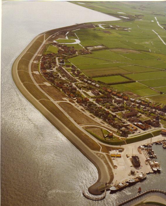 De Waddenzeedijk langs het oude land kent een gebogen verloop, terwijl langs de polders vooral sprake is van lange rechte trajecten. Hierdoor toont mede de dijk de ontstaansgeschiedenis van Texel.