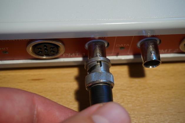 7 Sluit met de BNC-kabels de muonbalken aan op het meetkastje.