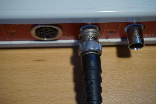 Deze passen door de sleuven in de buitenste ring van de connectoren aan de kabel.
