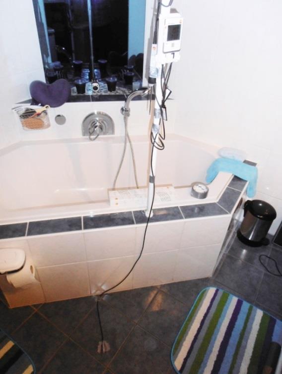 5 toont de meetboom zoals die op de badrand geplaatst is. Foto 1.6 geeft de plaatsing van de sensor voor de vloertemperatuur.