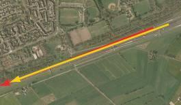 westelijke richting als gevolg van het samenvoegen van het verkeer van de noordelijke hoofd- (oranje rijlijn in figuur in kantlijn) en parallelrijbaan (rode rijlijn in figuur in kantlijn) van de A1.