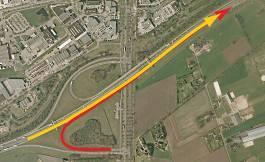 Wegvak aansluiting Apeldoorn-Zuid knooppunt Beekbergen, zuidelijke rijbaan A1, avondspits Het invoegende verkeer vanuit de aansluiting Apeldoorn-Zuid (rode rijlijn in figuur in kantlijn) voegt samen