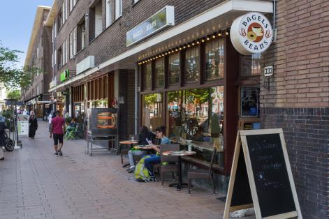 Vanwege de hoekligging een licht en royaal dubbel bovenhuis op de derde en vierde verdieping van maar liefst 146 m² met de mogelijkheid (vergunning is afgegeven) om een dakterras van 45 m² te