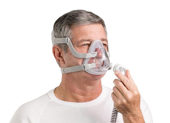 Houd het masker naar uw gezicht toe en zorg ervoor dat de bovenkant van het masker in lijn is met de bovenkant van de neusbrug. Trek de hoofdband over het hoofd.