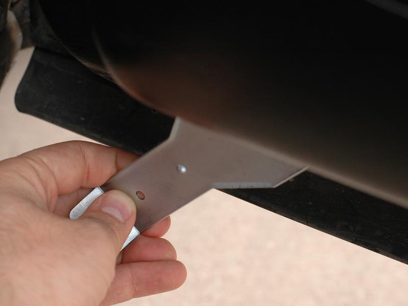 Stap 9 Met behulp van een breed peutergereedschap, zoals deze stuwing removal tool, gaan rond de rand van het paneel tussen haar en het metalen deel van de deur.