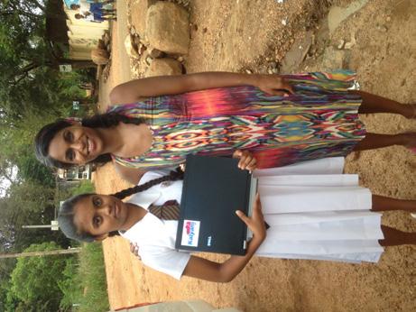 Donatie computers Sigiriya scholen In Sigiriya hebben we samen met Babba twee scholen bezocht in een arm gebied waaraan