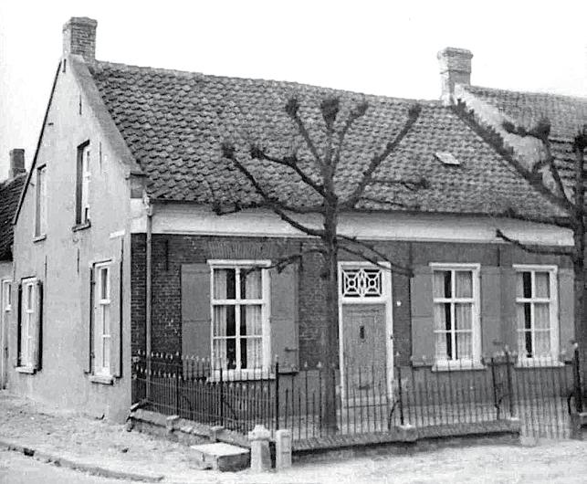 Als eerste eigenaar wordt in 1832 Pieter Coolen genoemd. Hij was kuiper van beroep. Hoofdonderwijzer Willem van Brunschot was eigenaar vanaf 1855.
