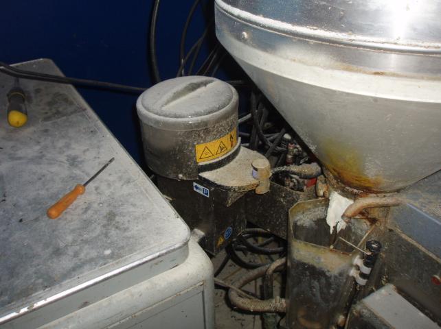 Foto 3. De mengbeker is voorzien van een contactsensor en een sneldraaiend roerwerk, voor een snelle menging van warm water (ca. 44 o C) en melkpoeder. Foto 4.