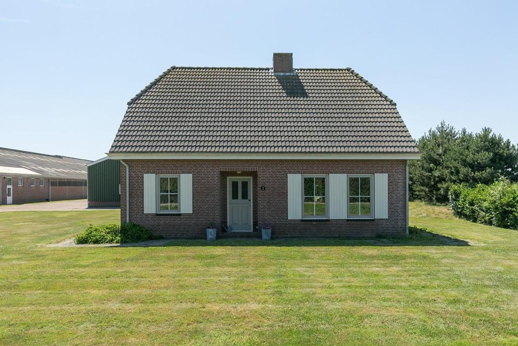 35.13.20 ha. 1. Woonhuis Het royaal, fraai en vrijstaande woonhuis is aan de westzijde van het erf gesitueerd.