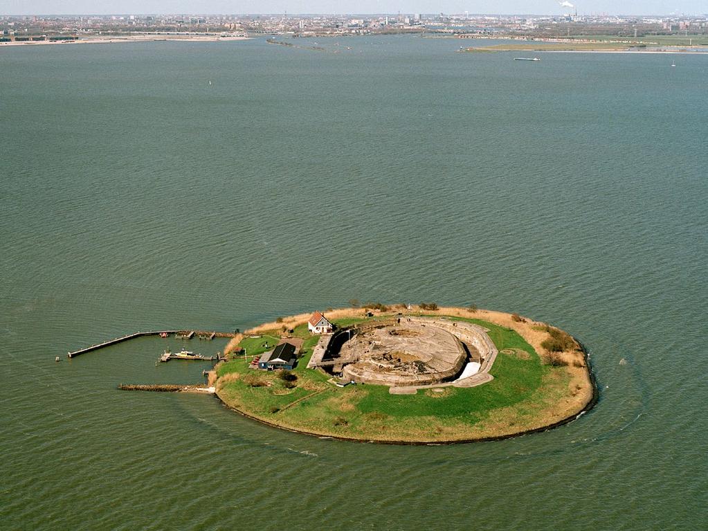 Cultuurhistorische IJsselmeerbiografie Noord-Holland Voorbeelden 43 van het IJ werd in 1884 besloten tot de bouw van een fort op het Muiderzand langs de vaargeul Pampus in de Zuiderzee.