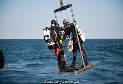 Ze dienen uitstekende duikers te zijn en veiligheidstrainingen te hebben gedaan.