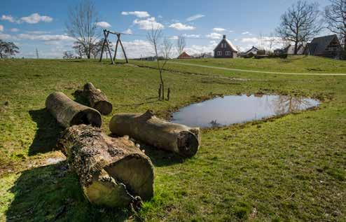 2 Villahoeve Villahoeve is een van de deelgebieden in Groot Zonnehoeve. Zoals de naam al doet vermoeden, is het een woonbuurt met vrijstaande woningen en twee-onder-één-kapwoningen.