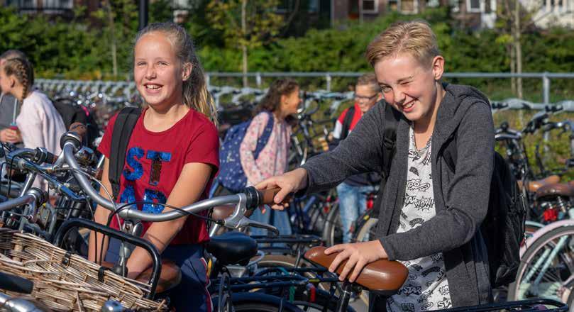 HANDIG OM TE WETEN Ingang en fietsenstalling De fietsenstalling voor leerlingen staat achter de school. Daar vind je ook de ingang voor leerlingen.