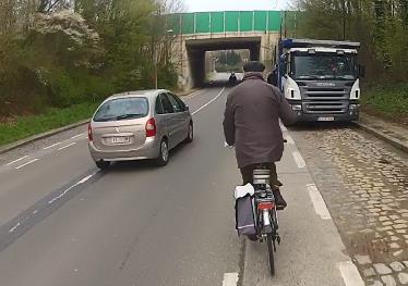 En dat is zeer gevaarlijk. Dat is crimineel om te zeggen dat dat een fietspad is. Dat is geen fietspad.