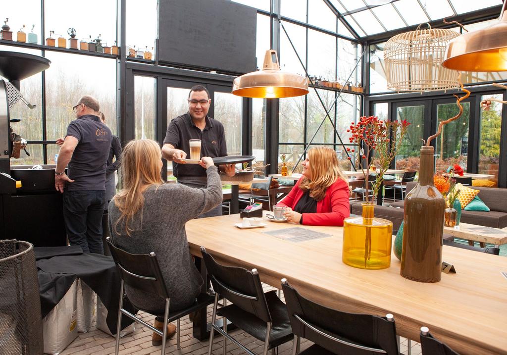 10 11 VOOR EEN (H)EER- LIJKE KO KOFFIE Zin in een (h)eerlijke kop koffie met iets lekkers? Kom gezellig langs bij Coffyn.