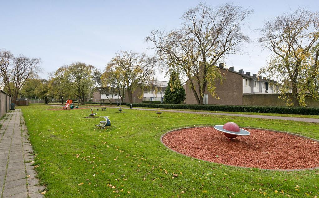 Omgeving De Hambaken is een ruim opgezette woonwijk centraal gelegen in 's-hertogenbosch. Diverse voorzieningen zijn in de nabije omgeving.