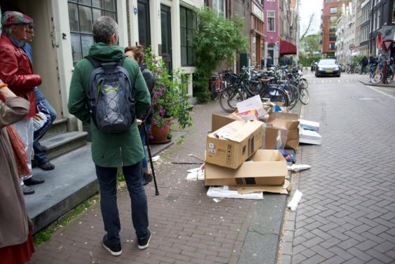 looproute kiezen. Verder ook nog veel geparkeerde fietsen en aardig wat rommel.