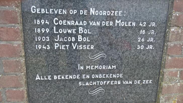 monument met namen van verdronken vissers.