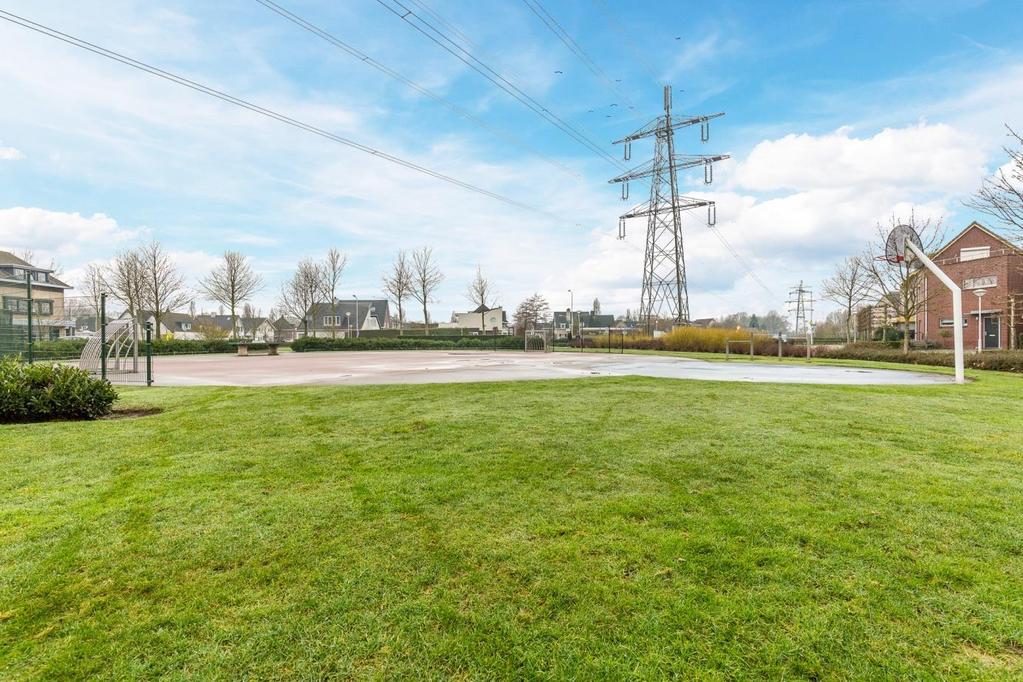 Bijzonderheden Bouwjaar 2002 Inhoud 426 m³ Perceeloppervlakte 230 m² Woonoppervlakte woning 152 m² Externe buitenruimte (garage) 17 m² De begane grond is voorzien van een Afzelia houten vloer De