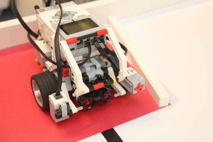 WRO 2018 - Regular Category - Elementary Deelopgave 3 Breng je robot naar de finishplaats De robot staat volledig op de finishplaats, daarvoor worden 10 punten gegeven. Helaas is de muur verschoven.