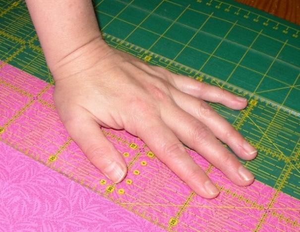 12 Voor het meeste snijwerk gebruikt u alleen de lijnen en maten van de quiltliniaal. Gebruik de lijnen en maten van de snijmat niet voor het snijden van stukken tot 15 cm groot.