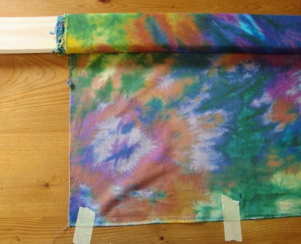 Gebruik schildersplakband om het begin van de achterlap aan de lat te plakken. Leg het geheel even opzij.