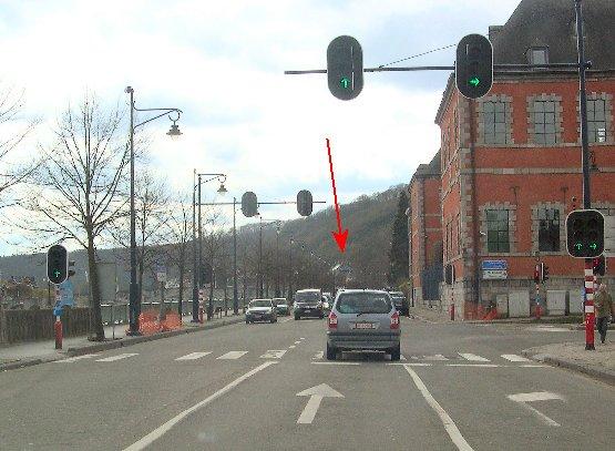 Op onderstaande foto, zie je rechts la Maison de Rij nog steeds rechtdoor. la Culture de Namur en in de verte de bekende Citadel van Namen.