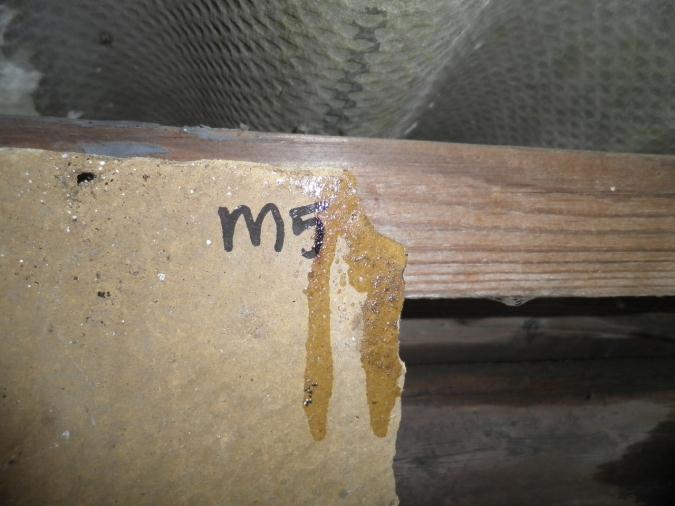 1 / M5 Soort materiaal : Plaatmateriaal Asbesthoudend: Ja Asbestsoort: Chrysotiel Percentage: 2-5% Hechtgebondenheid: Hechtgebonden Verwering : Verweerd (zichtbare erosie) Beschadiging : Beschadigd