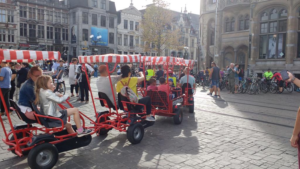 Week van de Mobiliteit in het teken van duurzame mobiliteit Onder het motto 'Gent Autovrij' werden de Gentse binnenstad en het B401-viaduct op zondag 16 september 2018 afgezet voor gemotoriseerd