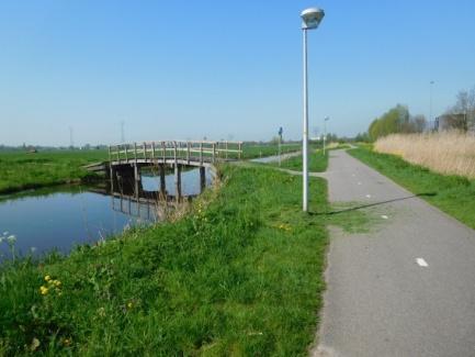 .1. Herbestraat beide aansluitingen van het fietspad op de brug en vervang de Ca 10 m Ca 10 m parabolische