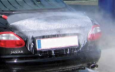 sponzen. Het poeder in contact met warm, onthard water zorgt voor een grondige reiniging van het voertuigoppervlak.
