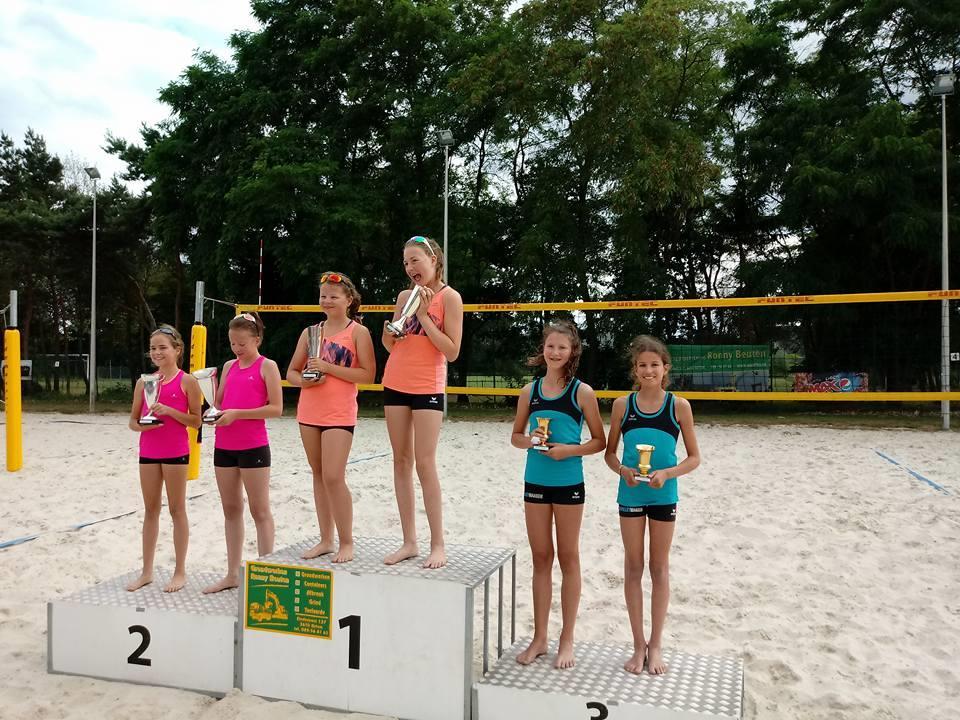 Limburgs beachvolleybal kampioenschappen U13 1ste plaats: Jitske Soons & Hannelore Pass ( speelsters Jaraco As ) 2 de plaats: Maartje Saes &