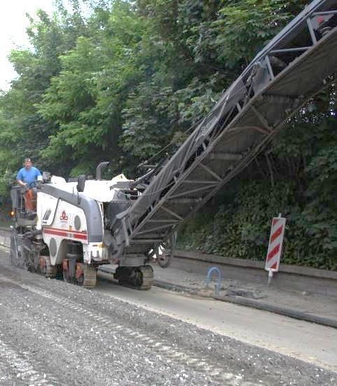 Rijweg : frezen van het asfalt of Rijweg : beuken en opbreken beton