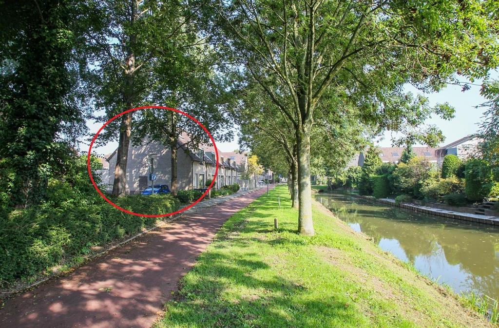 Deze woning moet u beslist gezien hebben! Deze hoekwoning is gelegen op een werkelijk schitterende woonlocatie met uitzicht op vijverpartij.