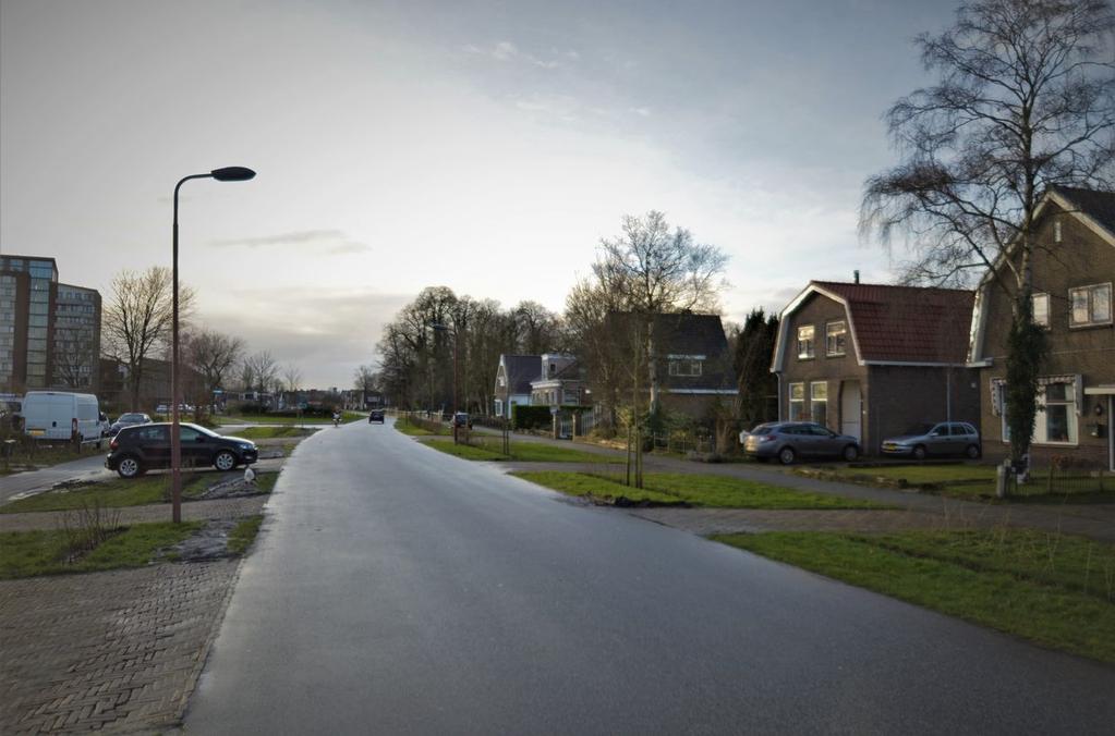 Ligging en indeling Begane grond Via de centrale entree komt u in de centrale hal, welke leidt naar de woonkamer en de gesloten keuken.