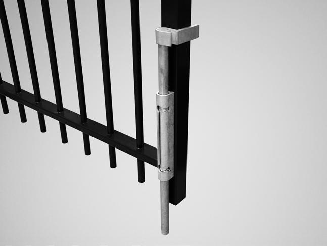 Zet de grondgrendel vast aan de binnenkant van het poortdeel met de slotvanger.