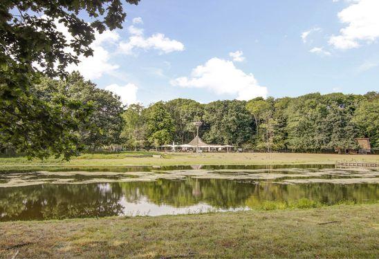 Het is hier heerlijk wonen, omdat... De royale woning straalt rust en karakter uit.