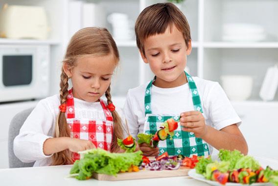 De eetgroep Deze groep ouders verzorgt het eten en drinken gedurende de dag met als hoogte punt de lunch die in het teken van het thema staat.