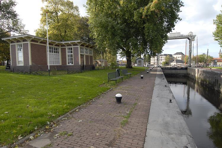 3.Overdracht van het IJsselhuis in 1992 Na 1936 verschuift de drukte van de Mallegatsluis naar de Julianasluis. Alleen boten met een lading voor lokale ondernemers in Gouda komen nog naar binnen.