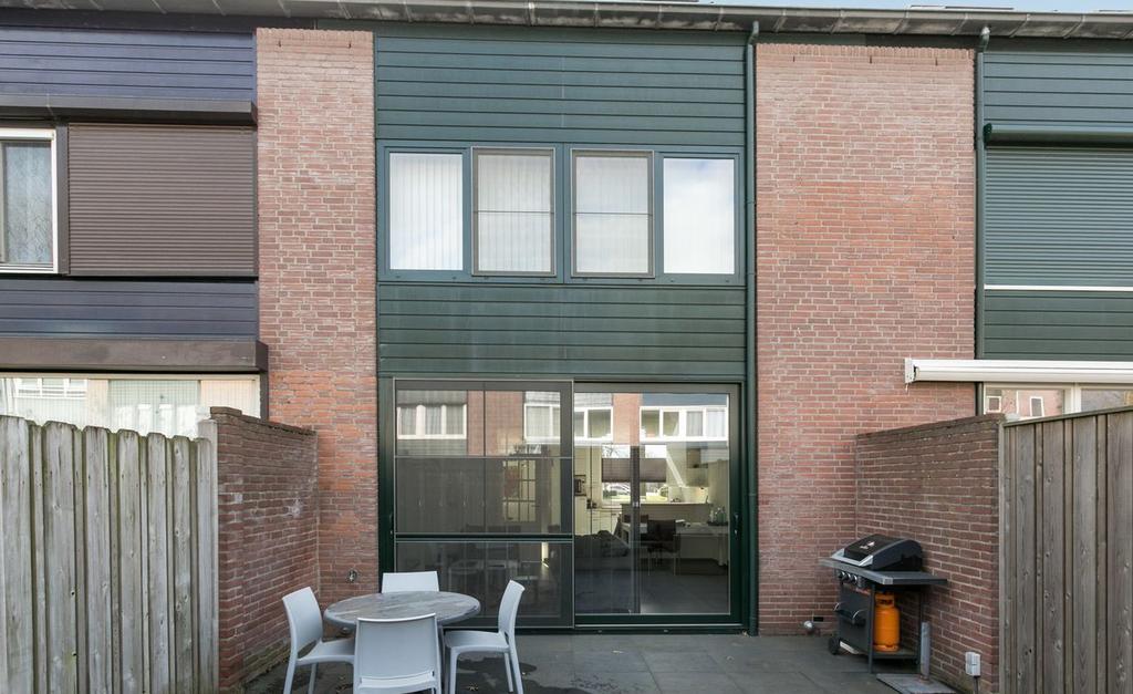 Rompertcentrum 77 's-hertogenbosch Keurig onderhouden middenwoning met vier ruime slaapkamers en zeer aantrekkelijke situering in de kindvriendelijk wijk 'de Rompert'.