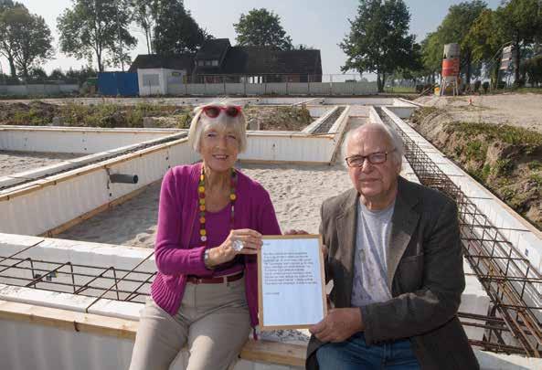 Jet van Blokland en Frans Leenderts bij de fundamenten voor het nieuwe dorpshuis in Zalk.