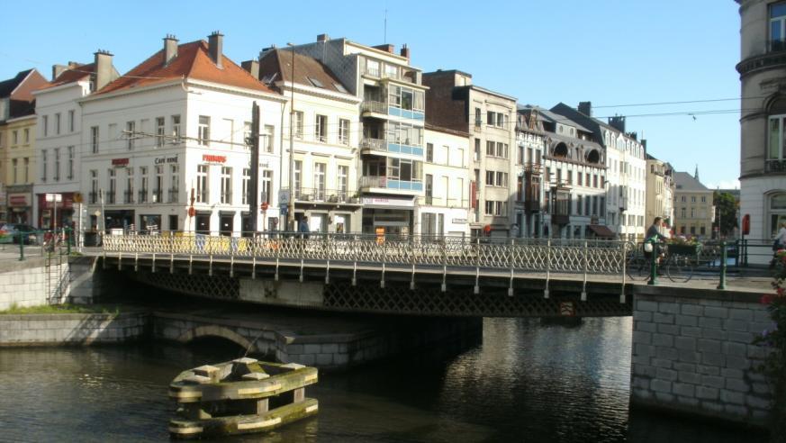 Reeds in de 13 de eeuw lag er op deze plaats reeds een brug over de Leie. De allereerste brug was één in hout. Deze werd vervangen rond 1368 in steen en werd natuurlijk ook breder.