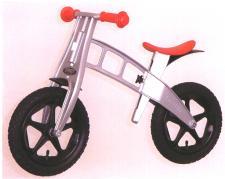 2 2. De feiten 2.1. Firstbike en Ridder Ride houden zich bezig met de handel in onder meer kinderloopfietsen. 2.2. [Eiser sub 2] heeft een kinderloopfiets ontworpen.