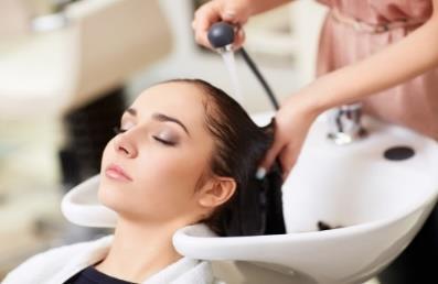 Haarverzorging - K/ZW/2 In dit keuzevak leer je om een haarbehandeling uit te voeren bij een klant in een kapsalon.
