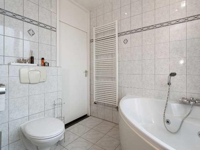EERSTE VERDIEPING BADKAMER Moderne badkamer voorzien