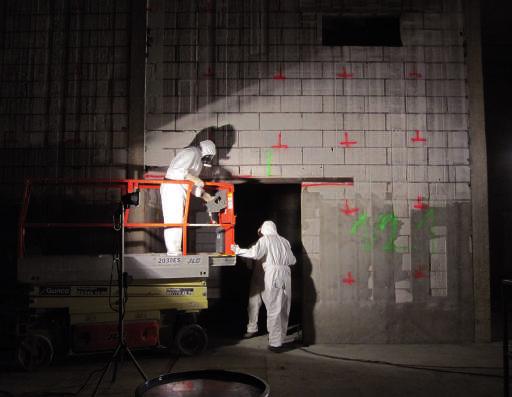 Van de muren, plafonds en de vloeren wordt er een dun laagje beton afgeschraapt om zeker te zijn dat elke eventuele besmetting weg is.
