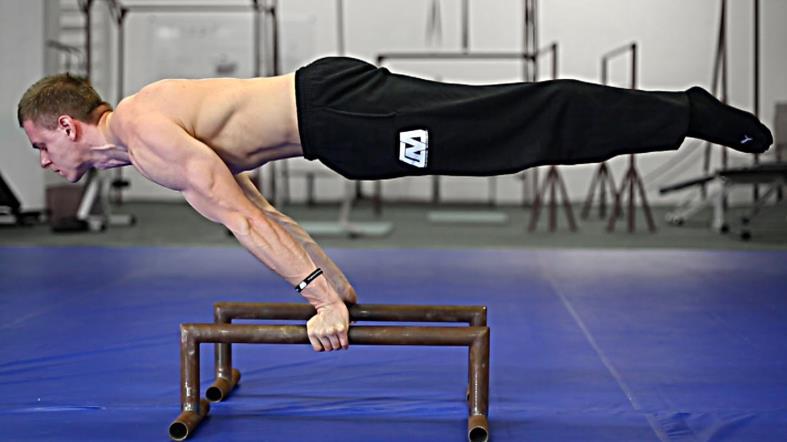 78 DE PLANCHE De full planche is een van de moeilijkste oefeningen uit calisthenics. Je leunt ver voorover, enkel op je armen, en je lichaam is compleet horizontaal gestrekt.