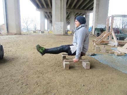 91 DE L-SIT De L-sit is een geweldige oefening voor de core. Je kunt de oefening op de grond, op parallettes of op de brug doen.