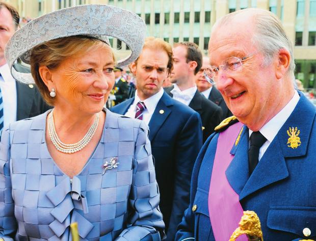 11 Deel 2 ONS KONINGSPAAR 1 Het vorige koningspaar Vul de tekst aan. Kies uit: 21 juli 2013 koningin Paola koning Albert II Filip Mathilde (2x) Paola Koning Albert II is getrouwd met koningin Paola.